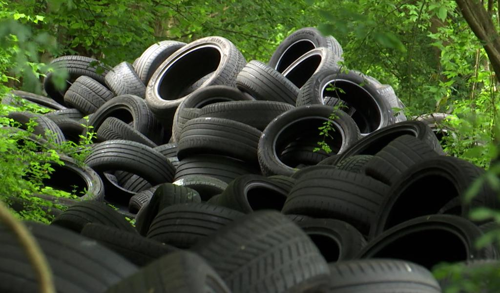Marcinelle: des centaines de pneus ont été déposés sur le chemin qui longe la A503