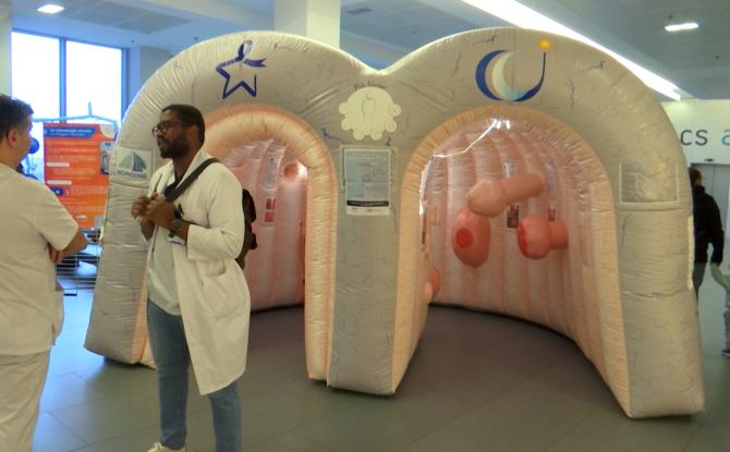 Mars bleu : l'hôpital Marie Curie présente son colon géant