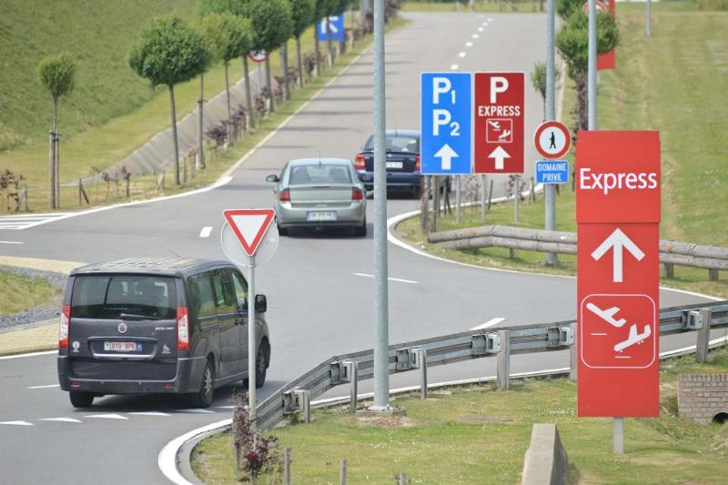 Se garer dans les aéroports coûte plus cher qu'il y a un an
