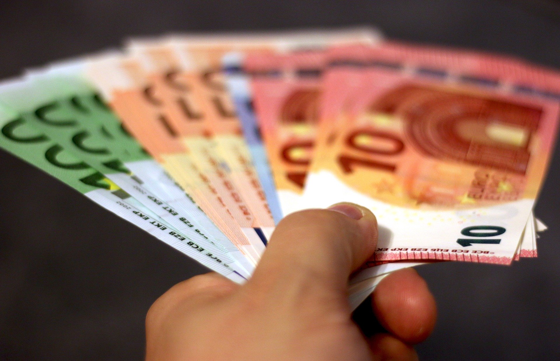 Le salaire annuel moyen brut en Belgique est supérieur au salaire moyen européen
