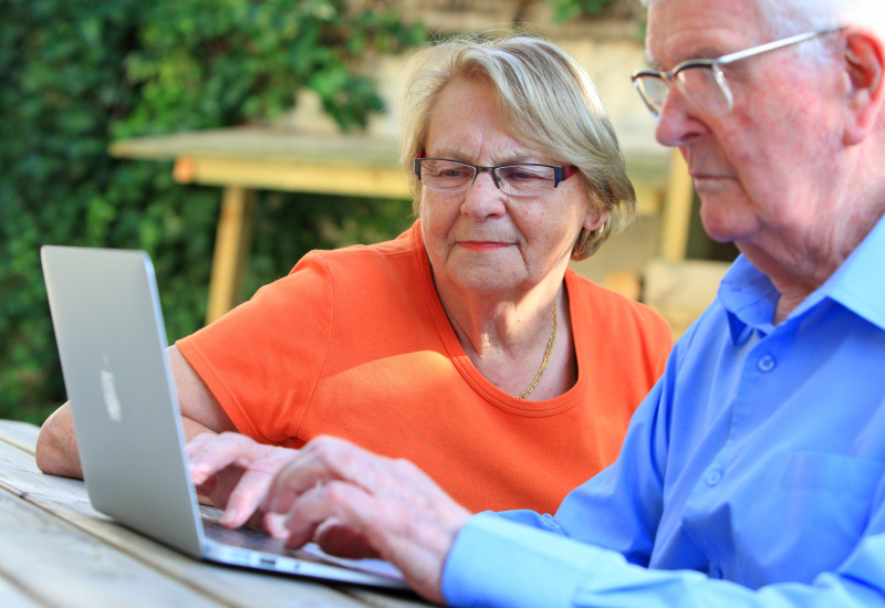 Un tiers des plus de 74 ans n'a jamais été sur internet, selon une étude