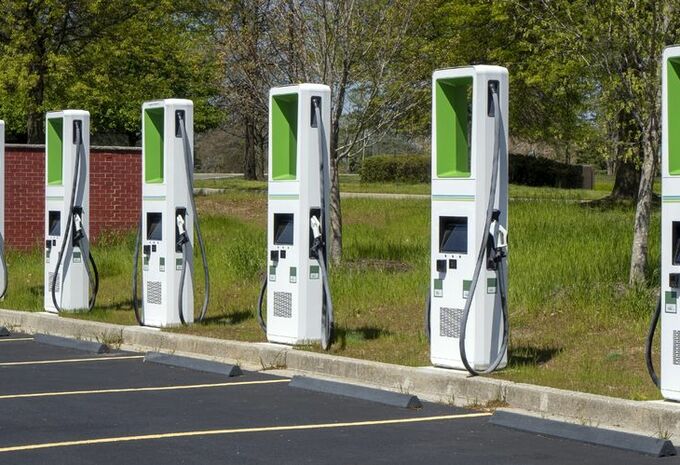 L'objectif de 4.700 bornes en 2026 est réaliste, selon le ministre Desquesnes