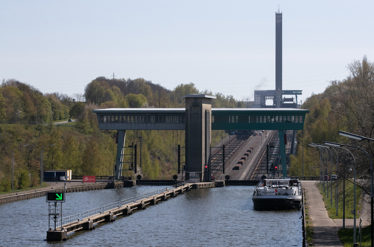 Le trafic fluvial interrompu pour plusieurs jours, suite à la chute d'une porte du plan incliné de Ronquières