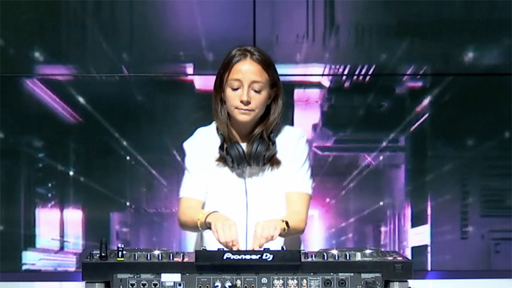 DJ SET : VICKY KRISTINE