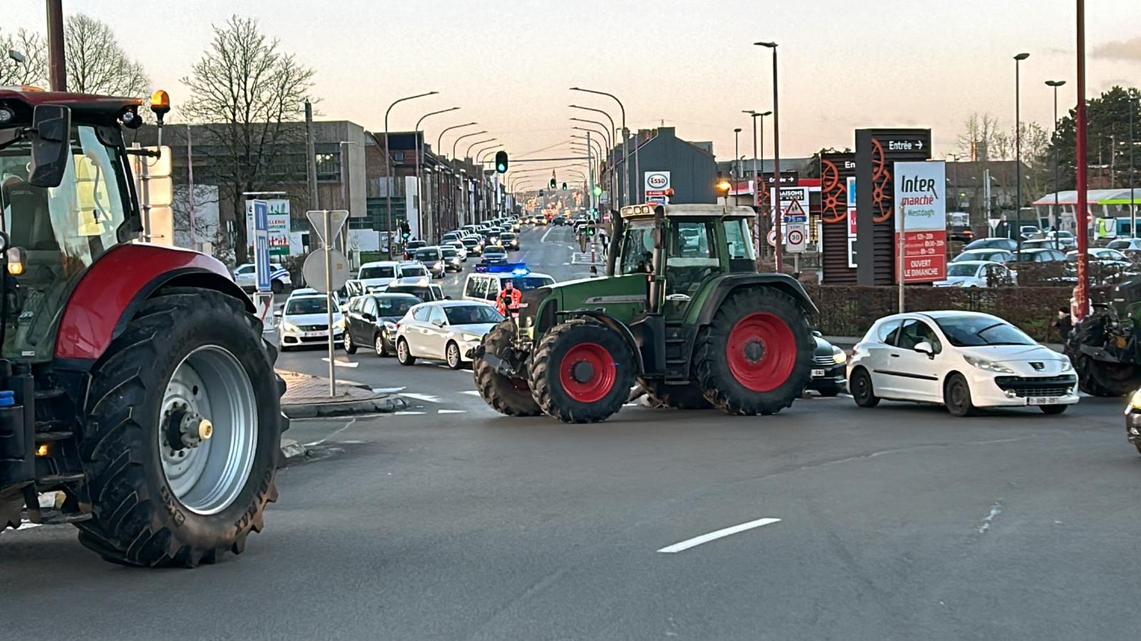 Les agriculteurs bloquent la N5 et différents rond-points