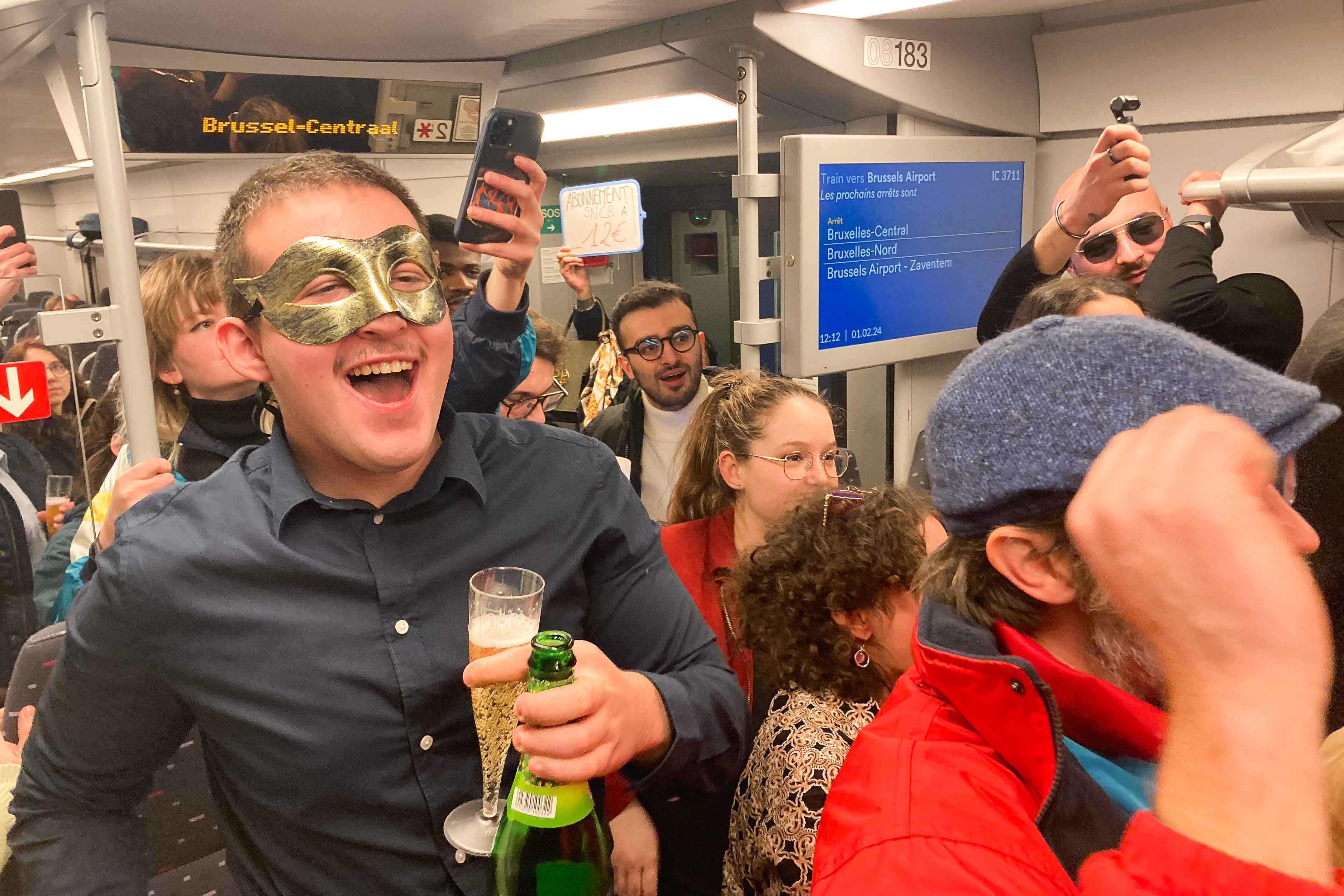 Ces jeunes font la fête dans un train pour dénoncer les tarifs de la SNCB
