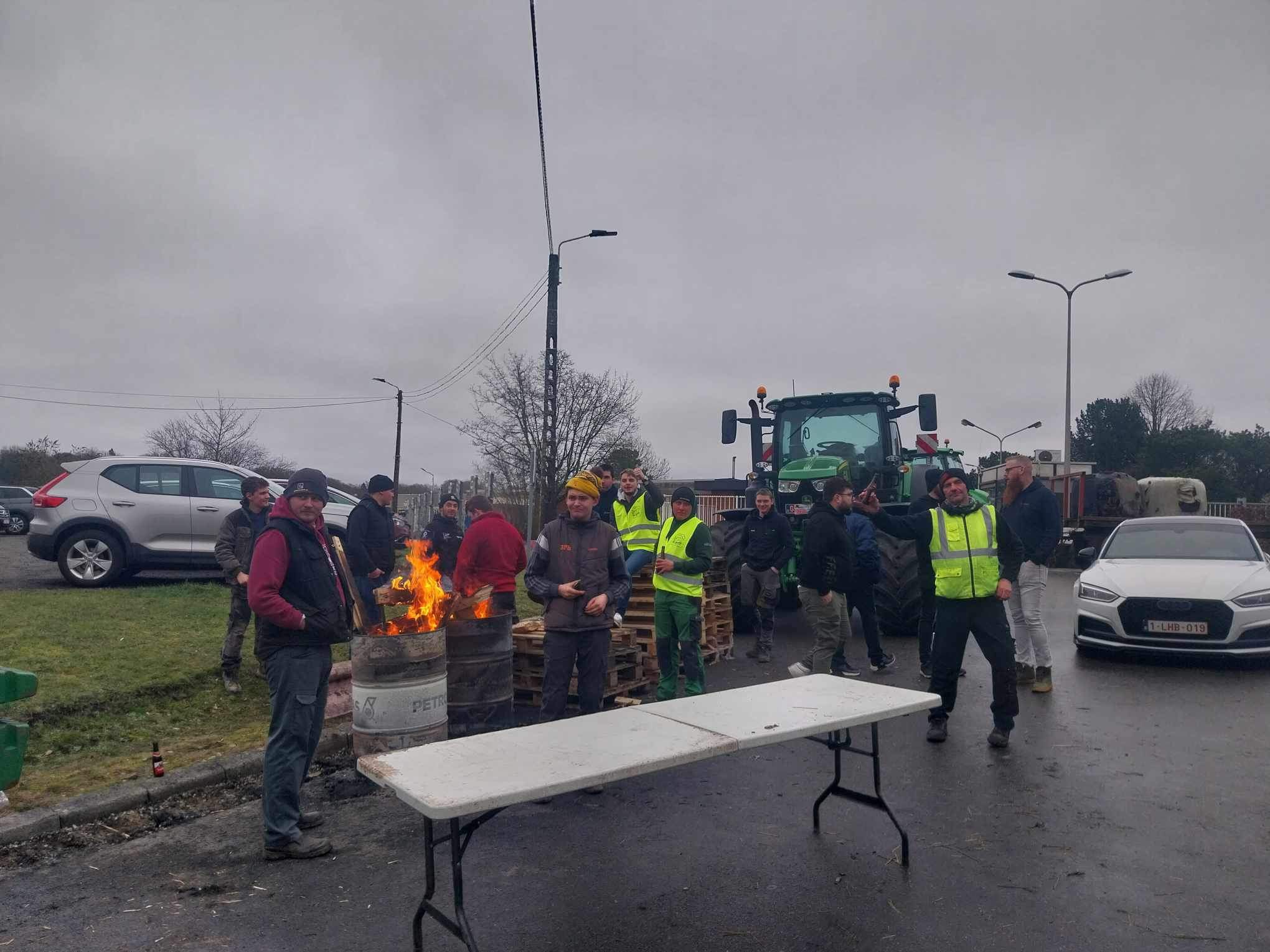 Des agriculteurs bloquent le dépôt Intermarché de Gosselies