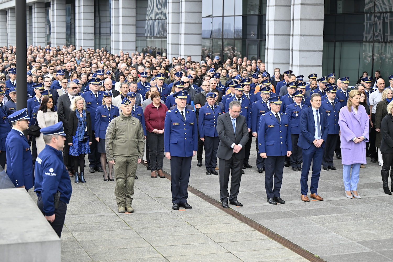 Les policiers respectent une minute de silence d'hommage dans tout le pays