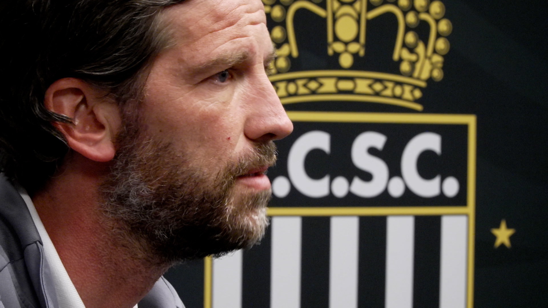 Rik De Mil, le coach du Sporting, reçoit un avertissement après Westerlo/Genk