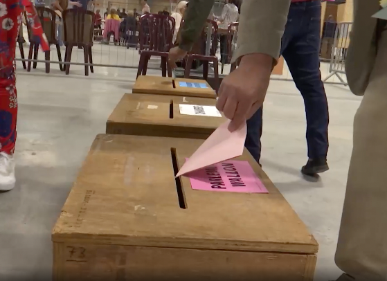 Les premiers résultats tombent. Engagés et MR en hausse. Ecolo et PS en perte