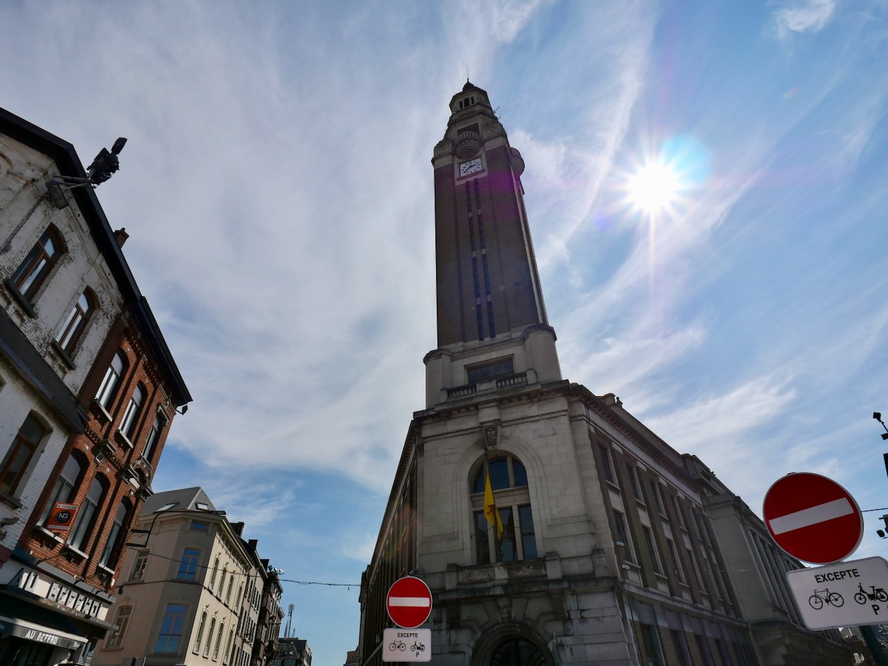 Le beffroi de Charleroi montre quelques signes de fatigue