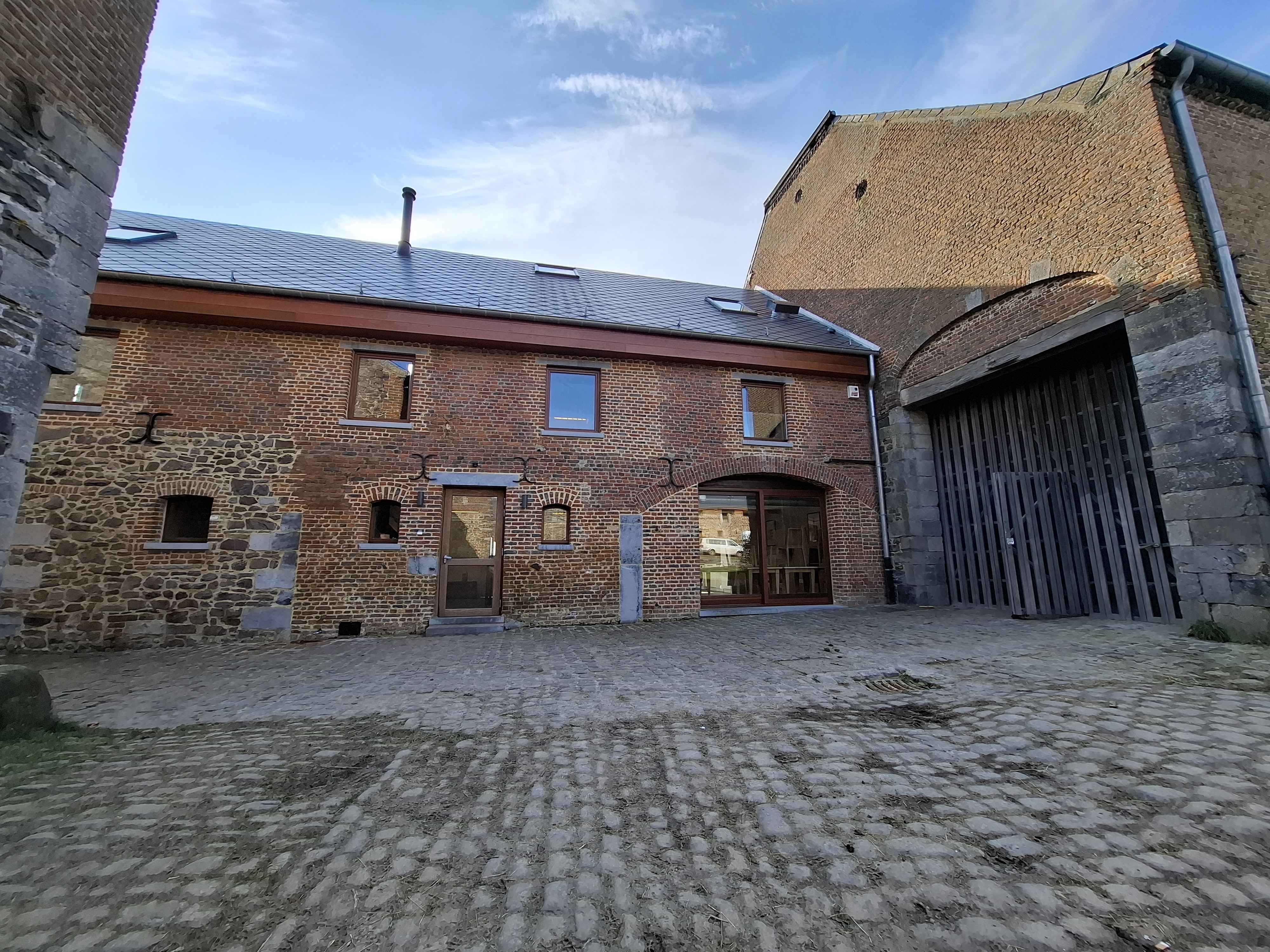 À Lobbes, la ferme-château de Forestaille renoue peu à peu avec son charme d’antan.