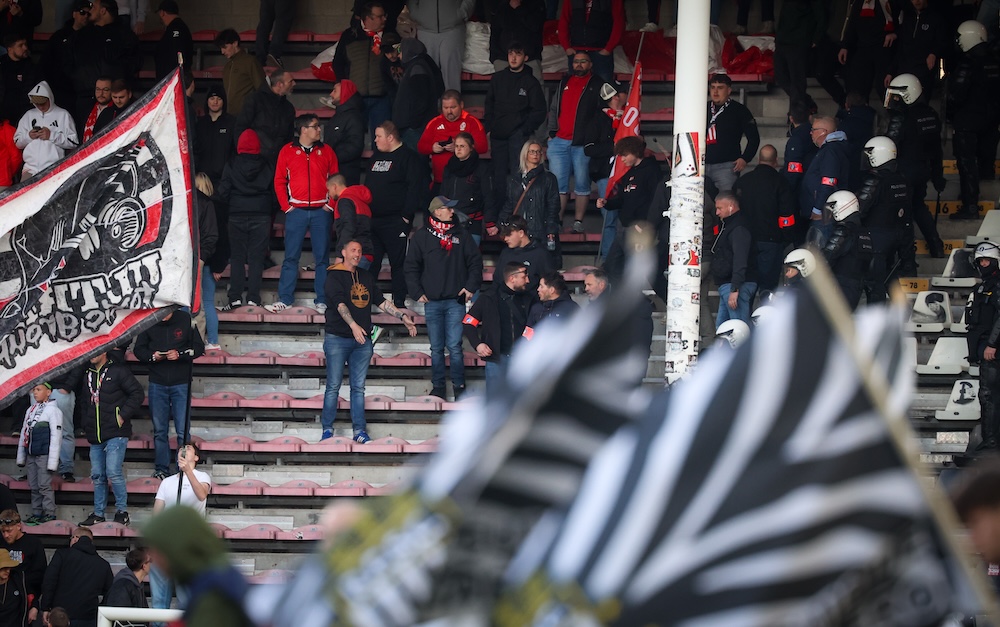 Fumigènes télécommandés au Sporting de Charleroi : Charleroi "déplore et condamne" des "actes totalement inadmissibles"