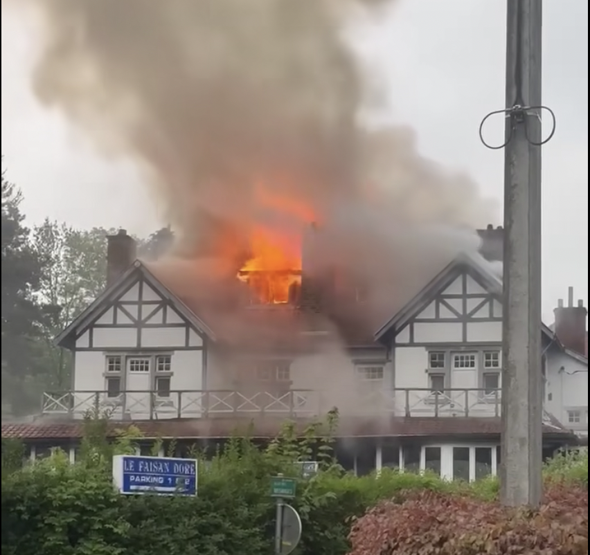 Un important incendie ravage un hôtel de jour à Loverval