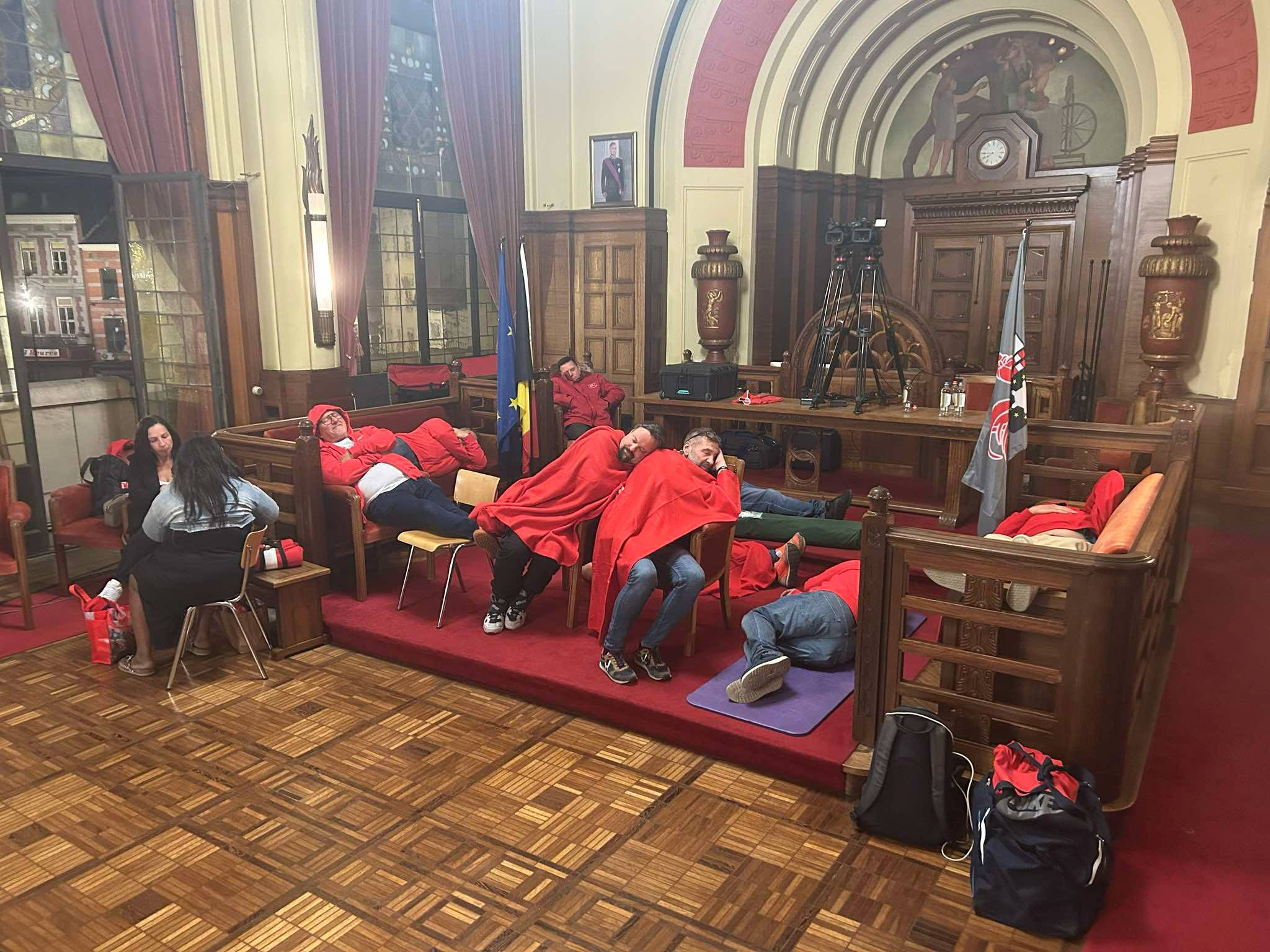 Journée d'action dans le secteur public : Des militants de la CGSP ont passé la nuit dans l'hôtel de ville de Charleroi