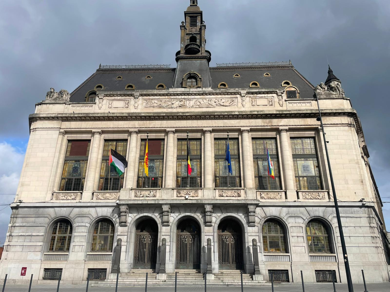 Charleroi hisse le drapeau palestinien et le drapeau de la paix