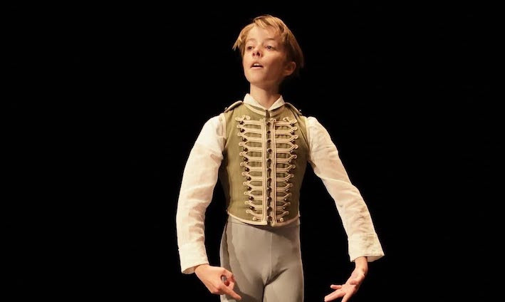 À 13 ans, Jean Timmermans rejoint l’école de danse de l’Opéra de Paris