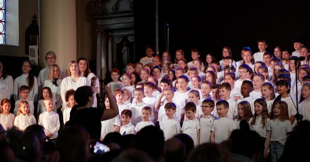 Plein Cadre : L'école de Rhisnes chante en choeur