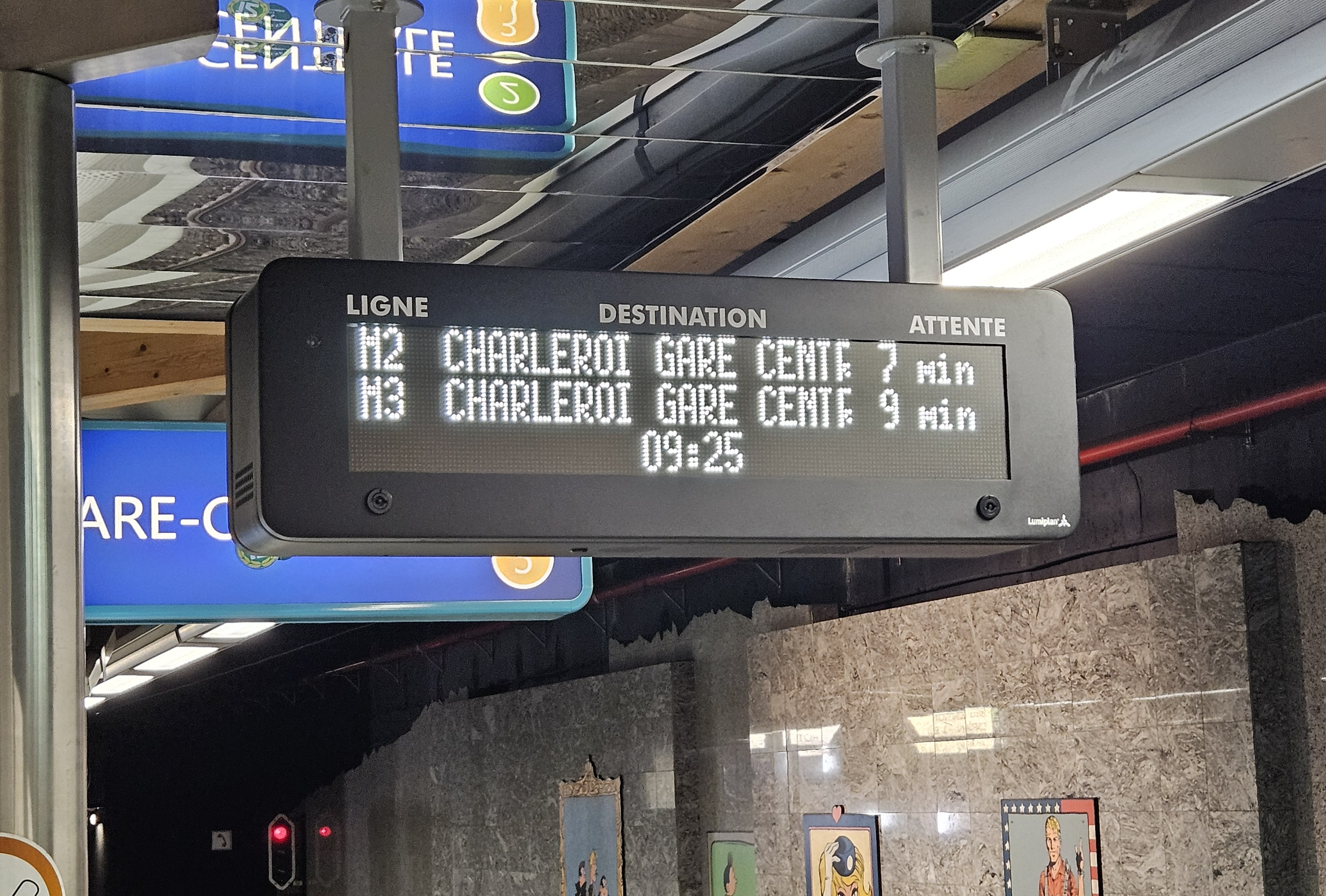 De nouveaux écrans d’information aux voyageurs dans le métro de Charleroi