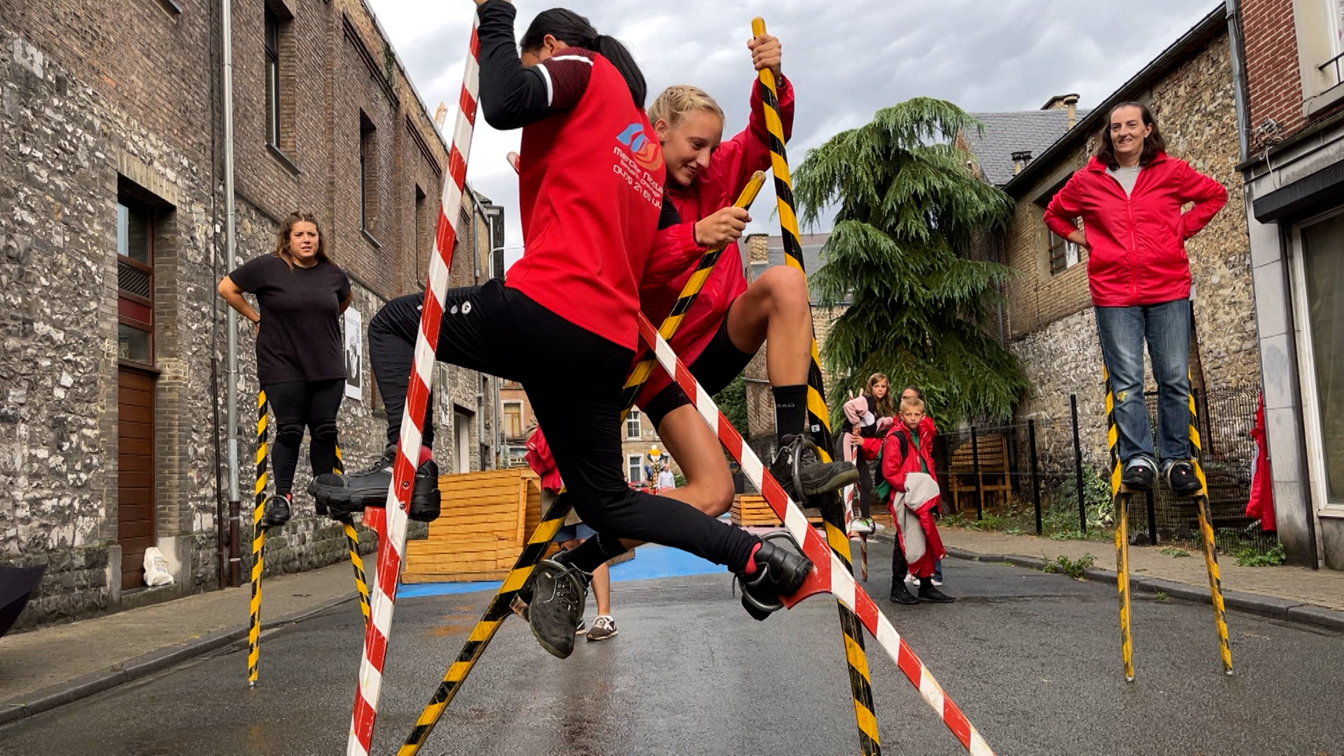 En direct - Fêtes de Wallonie à Namur : le combat des échasseuses