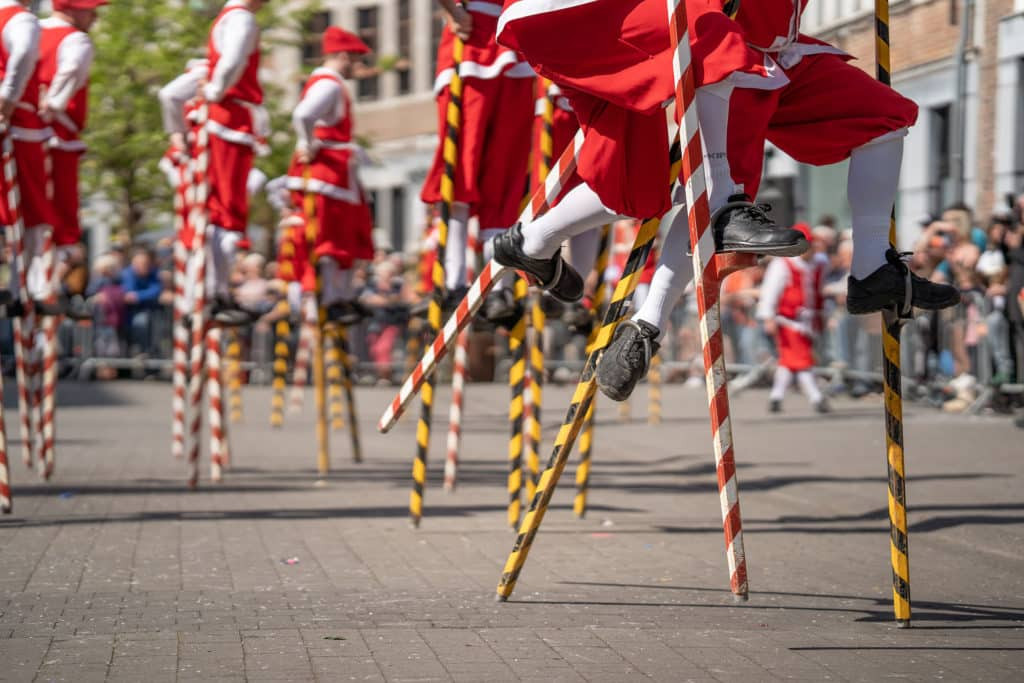 En direct - Fêtes de Wallonie à Namur : le combat des échasseurs