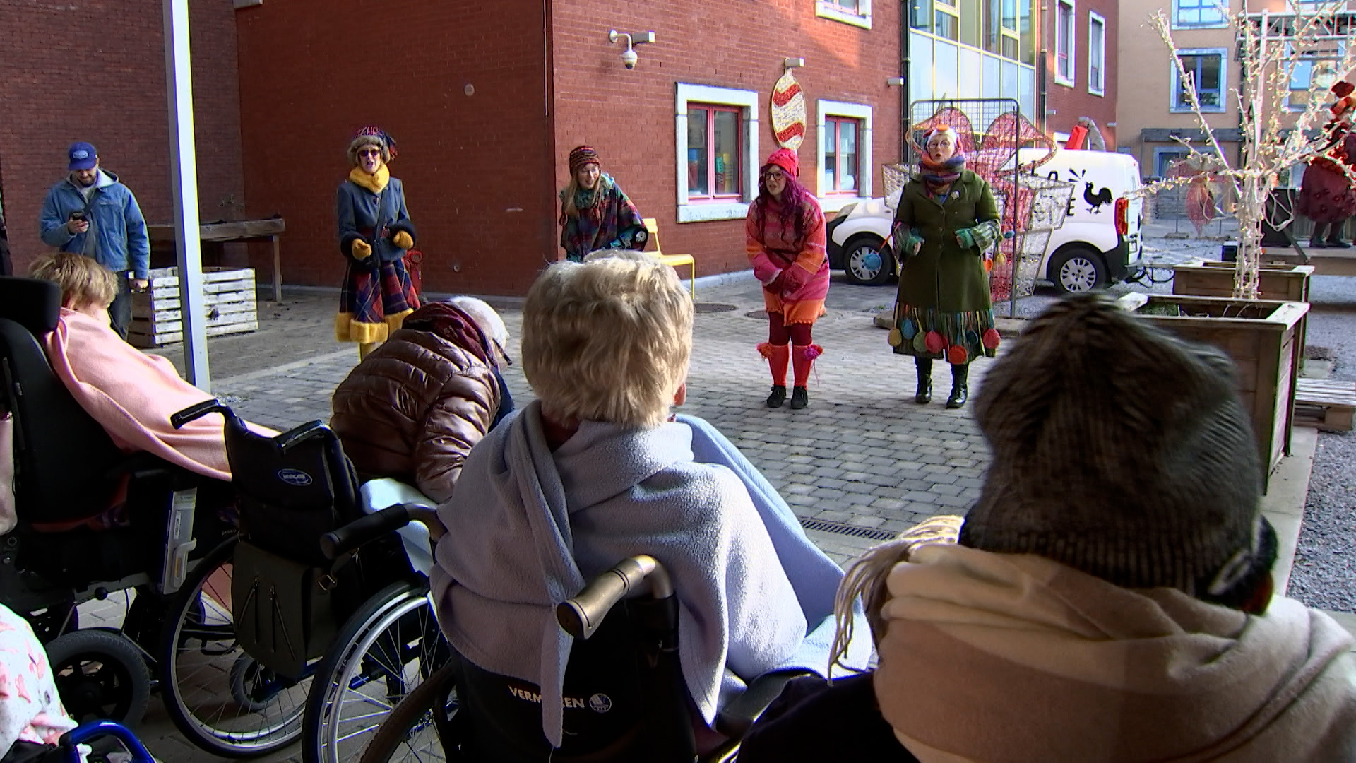 La Wallo’Mobile d’El Bwèsse à Téyate illumine les maisons de repos à Noël