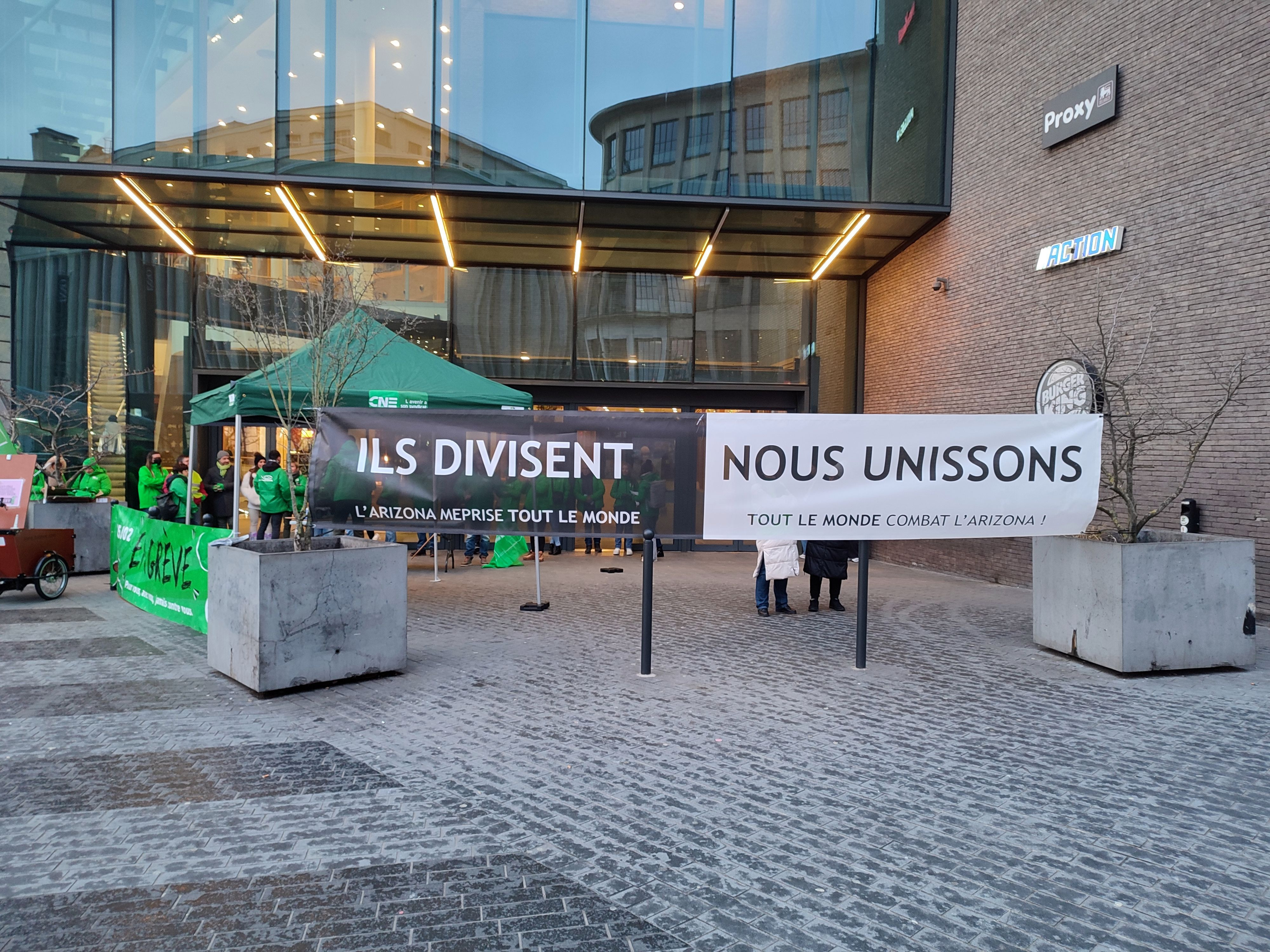 Centre commerciaux bloqués et grève dans certaines entreprises à Charleroi