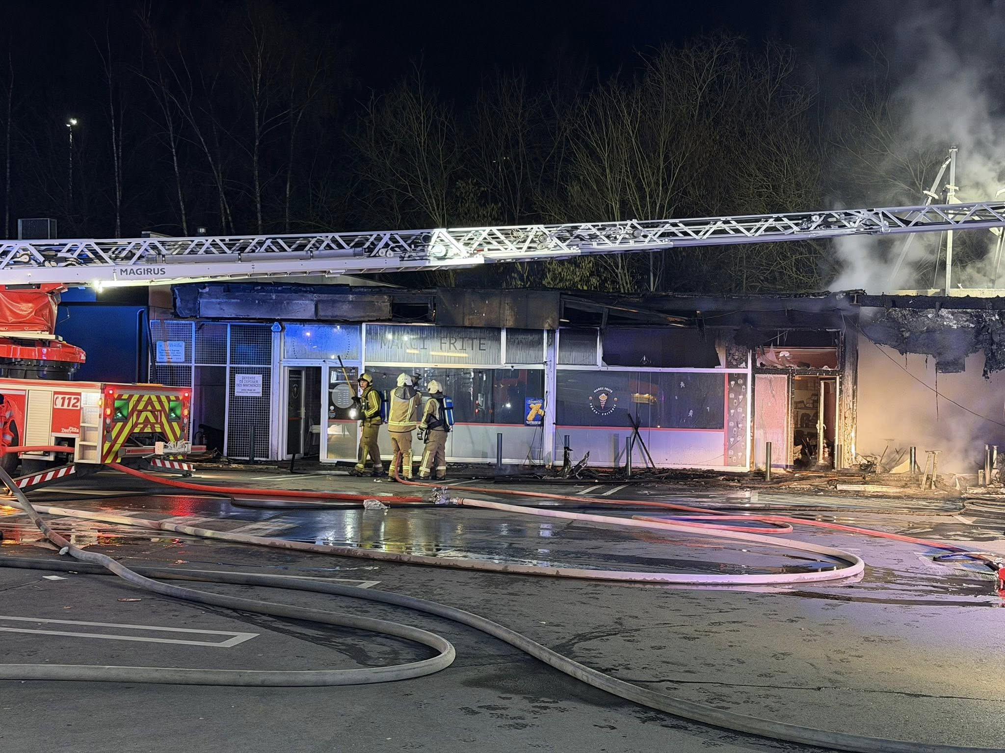 Six commerces touchés par un incendie durant la nuit à Marcinelle