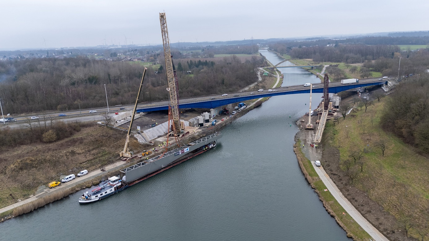 La reconstruction de la structure métallique du pont de La Louvière a commencé