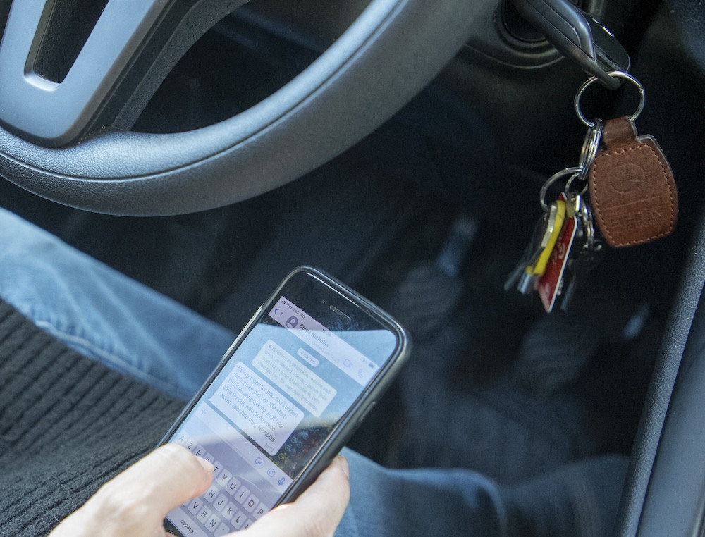 Vias estime que les réseaux sociaux ont un impact négatif sur le comportement routier des jeunes
