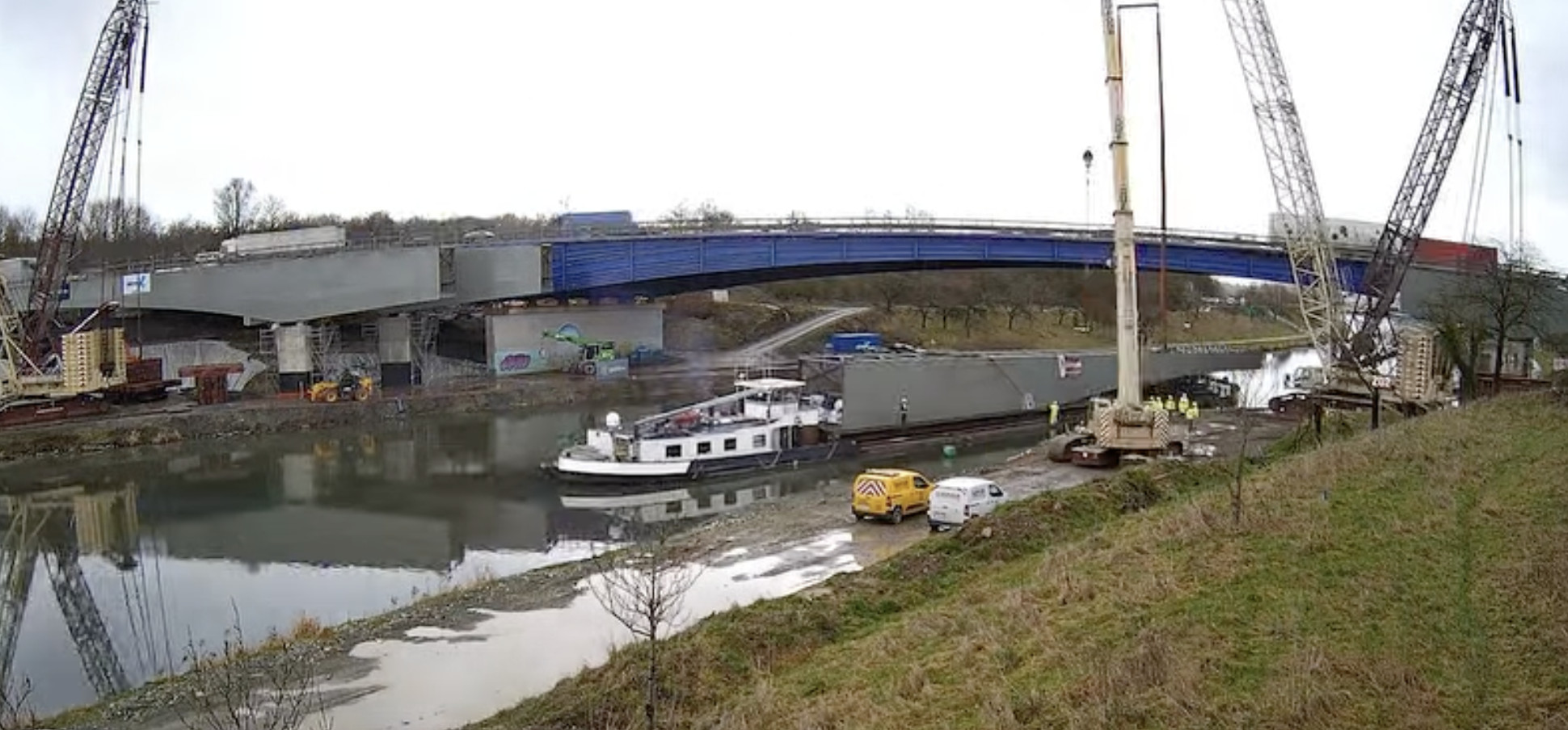 VIDEO | Pont de La Louvière (E42/A15) : pose de la structure métallique du nouvel ouvrage