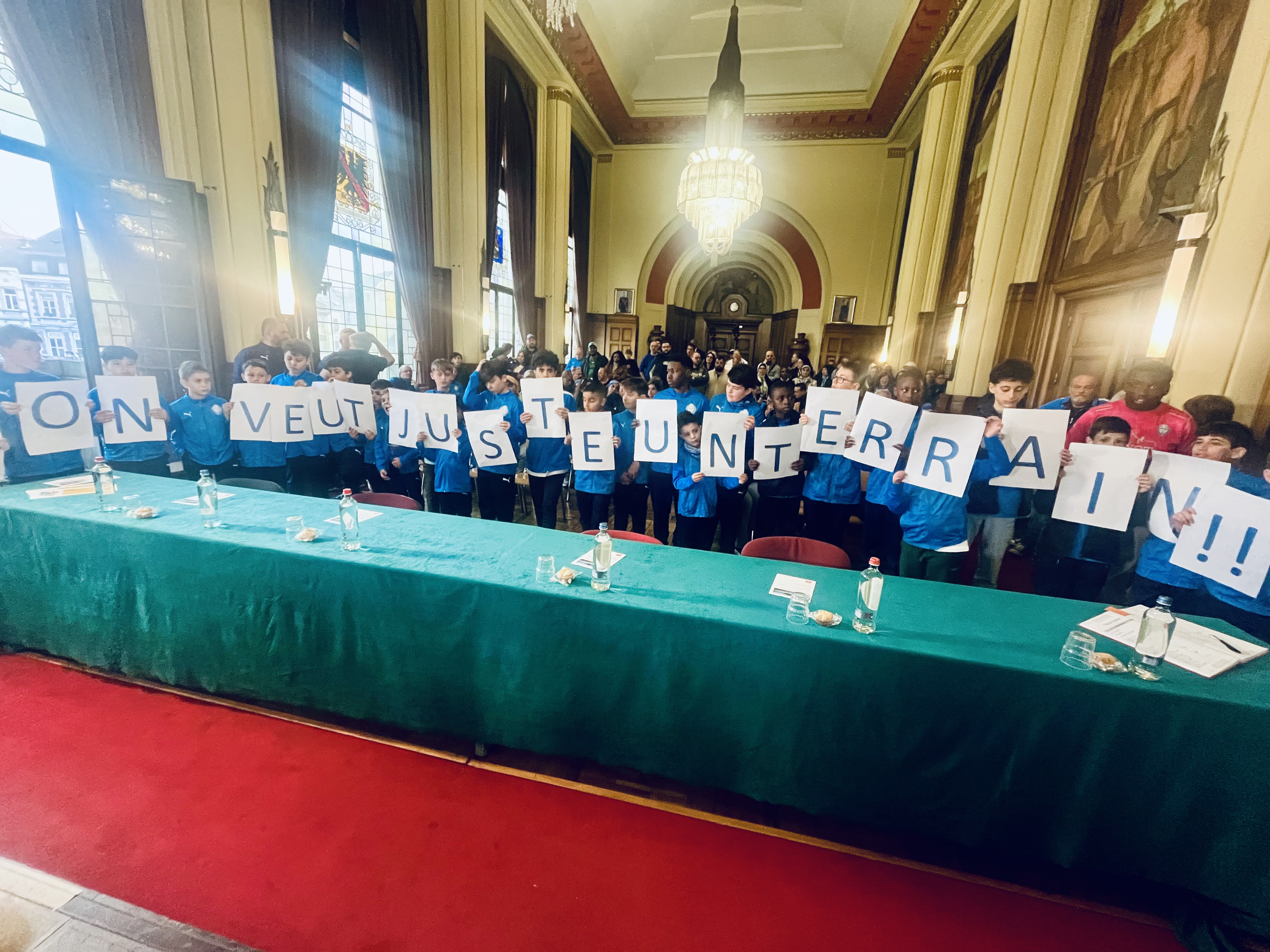 « On veut juste un terrain » : des enfants présents au conseil communal carolo