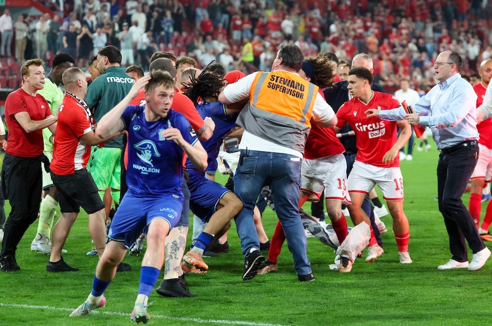 Jupiler Pro League : Derbies Standard-Charleroi sans supporters visiteurs, conséquence des incidents de samedi