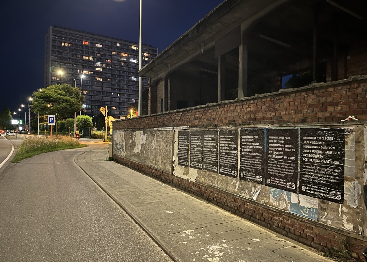 Vaste campagne d'affichage pour dénoncer le projet de loi sur les visites domiciliaires