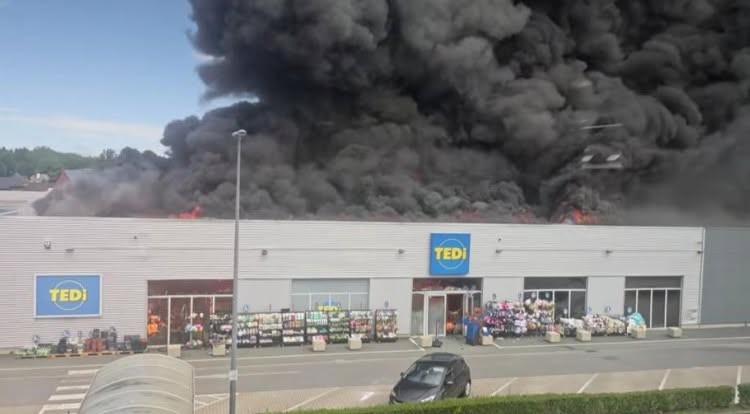 Le magasin Tedi situé près de Chapelle-lez-Herlaimont touché par un incendie