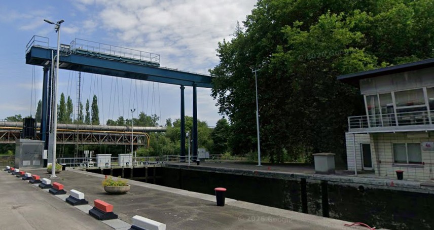 La porte intermédiaire de l'écluse de Monceau-sur-Sambre va être remplacée