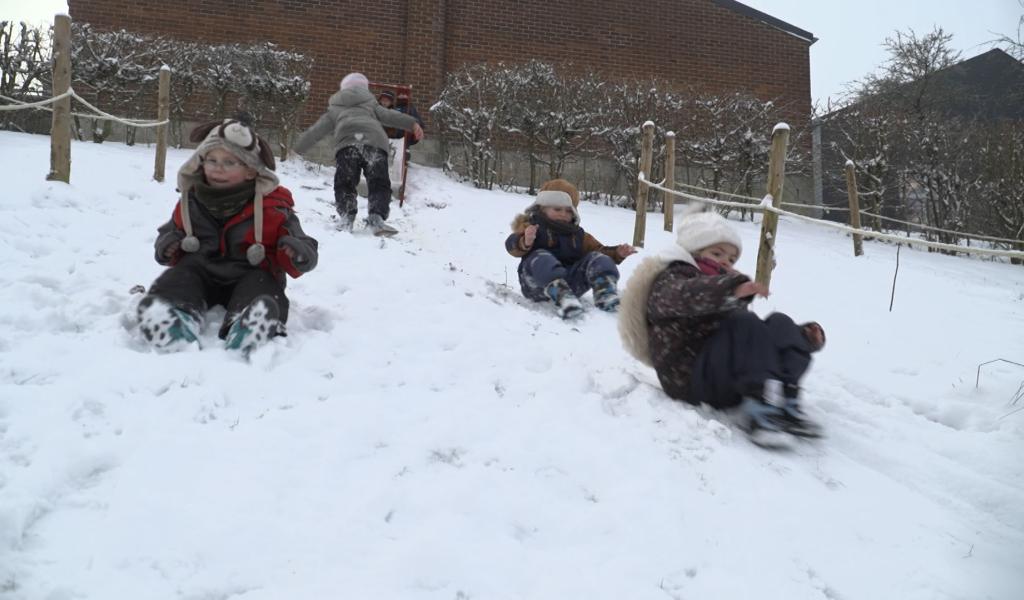 Froidchapelle : à l'école du dehors même sous la neige !