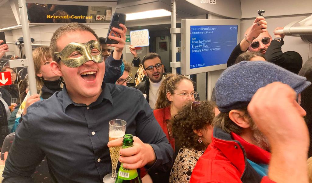 Ces jeunes font la fête dans un train pour dénoncer les tarifs de la SNCB