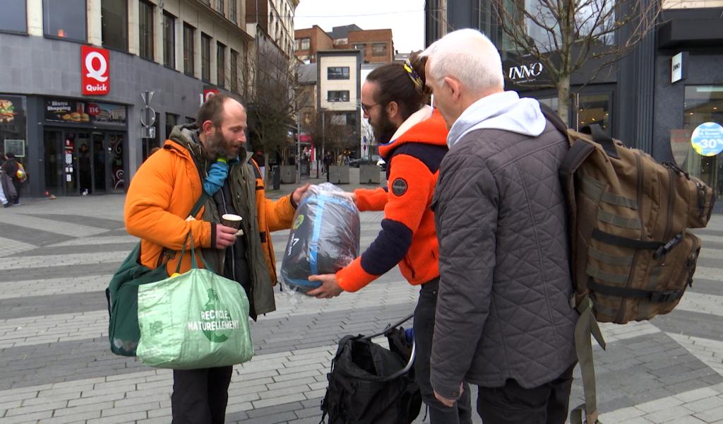 L'asbl "Solidarités Nouvelles" a distribué des sacs de couchage aux sans-abri