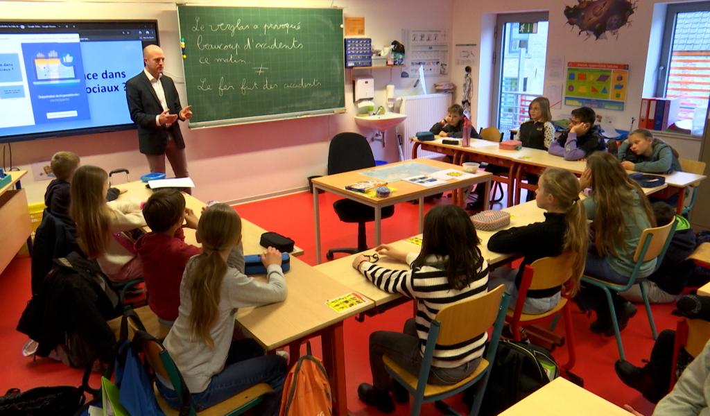 Le journaliste Philippe Galloy combat les fake news avec des élèves de 5ème primaire