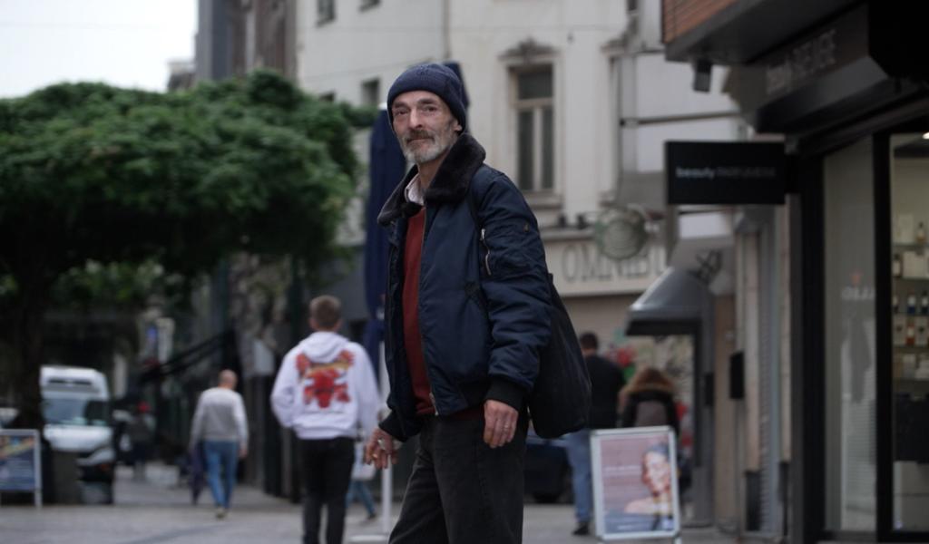Entre douleur et dignité, Eddy tente de survivre dans la rue
