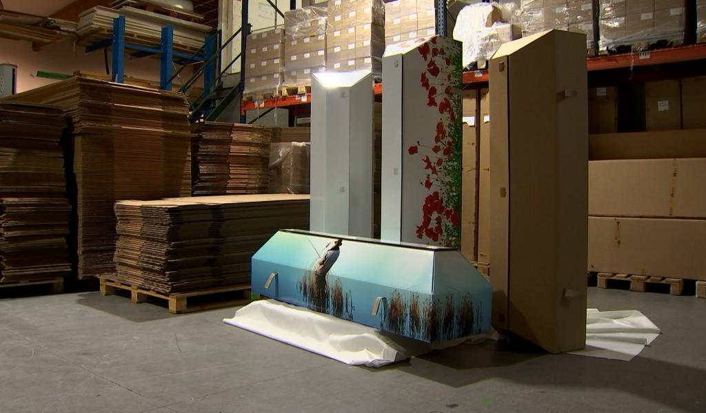 Cercueil en carton: la révolution des funérailles écologiques