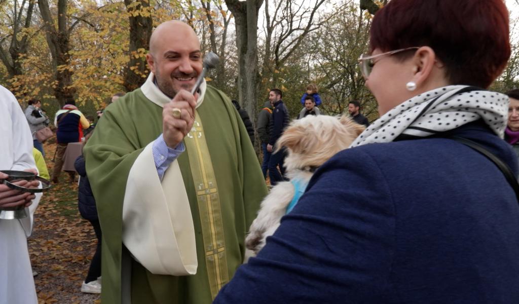 La bénédiction de la Saint-Hubert à Ham-sur-Heure/Nalinnes : une tradition au service des animaux