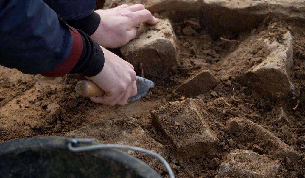 Découverte de vestiges au prieuré d’Oignies : des élèves assistent aux fouilles