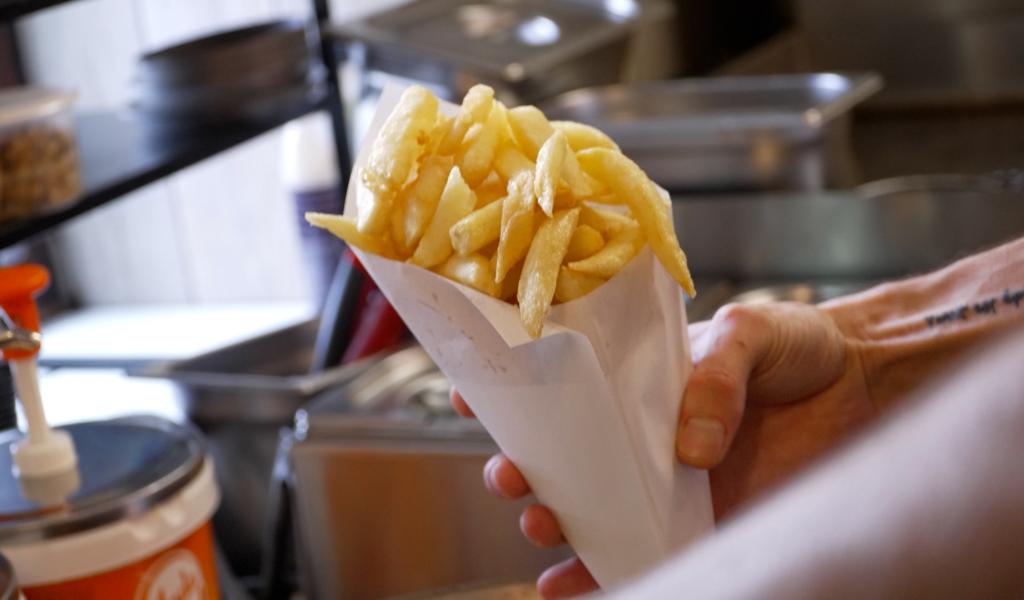 Fontaine-l'Evêque : en réaction à la hausse de la TVA sur les plats à emporter, ils baissent le prix de leur paquet de frites
