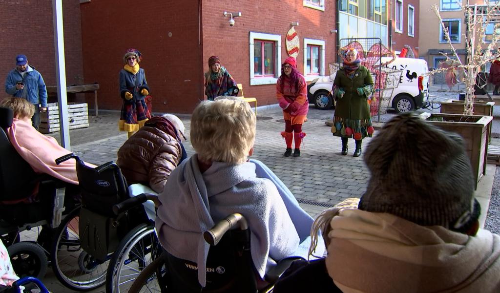 La Wallo’Mobile d’El Bwèsse à Téyate illumine les maisons de repos à Noël