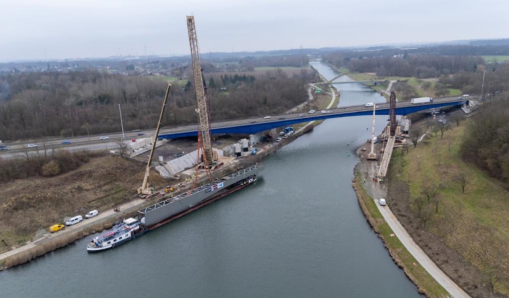La reconstruction de la structure métallique du pont de La Louvière a commencé