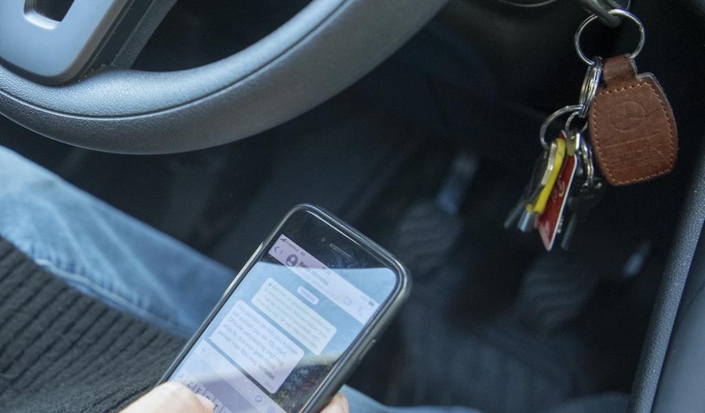 Vias estime que les réseaux sociaux ont un impact négatif sur le comportement routier des jeunes