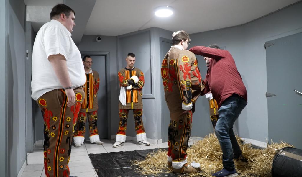 Charleroi: bourrage et habillage des gilles de la société Royale du Pays Noir