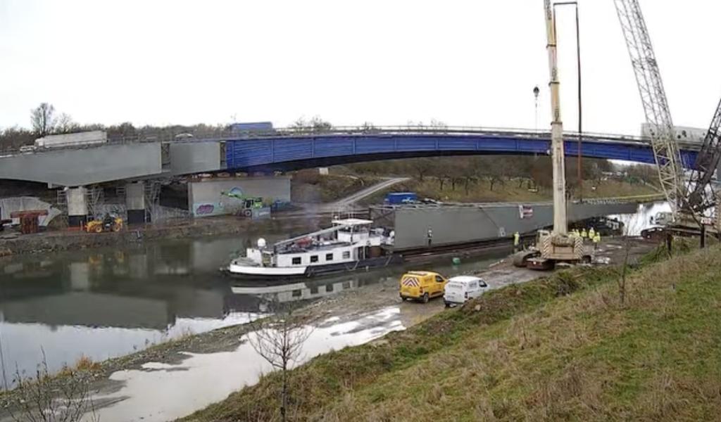 VIDEO | Pont de La Louvière (E42/A15) : pose de la structure métallique du nouvel ouvrage